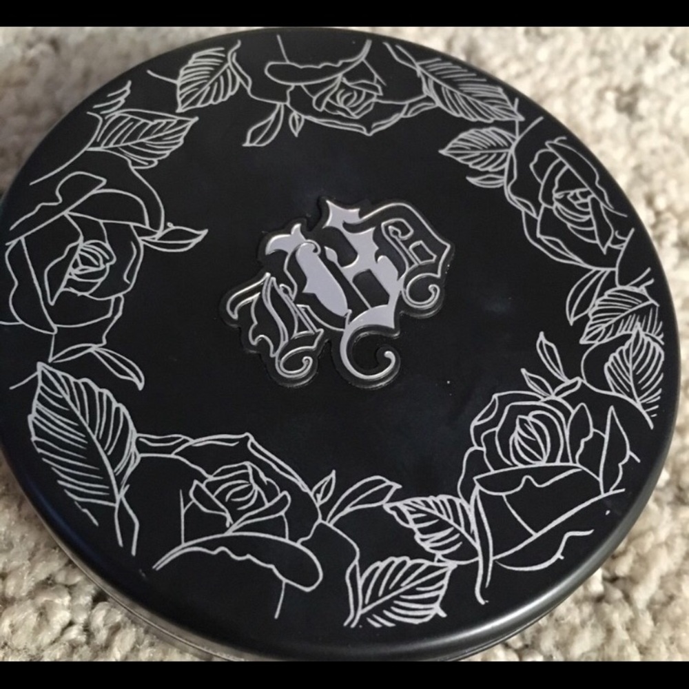 Kat Von D Lock it powder foundation